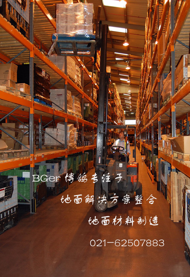托盤車在鋪裝倉庫地板材料后的地面作業，更高效和安全